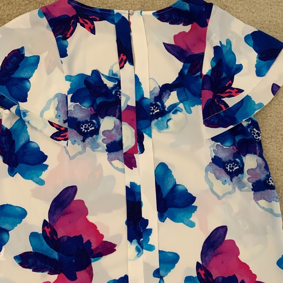 💙💕 Bold & Beautiful Blouse from Banana 💙💕 - Picture 11 of 14